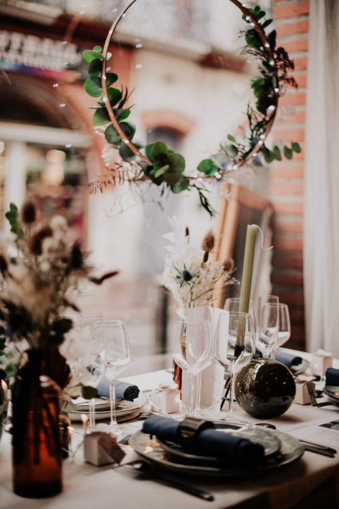 Couronne de fleurs séchées pour une suspension au-dessus d'une table